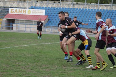 Odessa, Ukrayna - 29 Eylül 2018: Final Oyunları Şampiyonası Ukrayna'nın en güçlü takımları Rugby-7. Rugby topu alan üzerinde. Rugby topu için ağır mücadele sahip. Takım sporcular oyuncular sahada