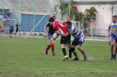 Odessa, Ukrayna - 29 Eylül 2018: Final Oyunları Şampiyonası Ukrayna'nın en güçlü takımları Rugby-7. Rugby topu alan üzerinde. Rugby topu için ağır mücadele sahip. Takım sporcular oyuncular sahada