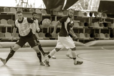 Odessa, Ukrayna - 28 Temmuz 2018: Tanımlanamayan yerel takım parke zemin üzerinde futsal turnuvasında mini-futbol oynayan oyuncuların. Spor oyunu kapalı salonda, mini futbol futbol anını