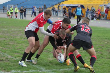 Odessa, Ukrayna - 29 Eylül 2018: Final Oyunları Şampiyonası Ukrayna'nın en güçlü takımları Rugby-7. Rugby topu alan üzerinde. Rugby topu için ağır mücadele sahip. Takım sporcular oyuncular sahada