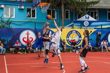 Odessa, Ukrayna - 28 Temmuz 2018: Ergen 3 x 3 streetball Şampiyonası sırasında basketbol oynuyorum. Gençler bir açık şehir spor yere sokak basketbol oynuyorum. Streetball - sokak kültürleri