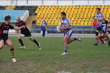 Odessa, Ukrayna - 29 Eylül 2018: Final Oyunları Şampiyonası Ukrayna'nın en güçlü takımları Rugby-7. Rugby topu alan üzerinde. Rugby topu için ağır mücadele sahip. Takım sporcular oyuncular sahada