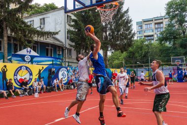 Odessa, Ukrayna - 28 Temmuz 2018: Ergen 3 x 3 streetball Şampiyonası sırasında basketbol oynuyorum. Gençler bir açık şehir spor yere sokak basketbol oynuyorum. Streetball - sokak kültürleri