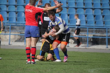 Odessa, Ukrayna - 29 Eylül 2018: Final Oyunları Şampiyonası Ukrayna'nın en güçlü takımları Rugby-7. Rugby topu alan üzerinde. Rugby topu için ağır mücadele sahip. Takım sporcular oyuncular sahada