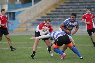 Odessa, Ukrayna - 29 Eylül 2018: Final Oyunları Şampiyonası Ukrayna'nın en güçlü takımları Rugby-7. Rugby topu alan üzerinde. Rugby topu için ağır mücadele sahip. Takım sporcular oyuncular sahada