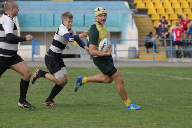 Odessa, Ukrayna - 29 Eylül 2018: Final Oyunları Şampiyonası Ukrayna'nın en güçlü takımları Rugby-7. Rugby topu alan üzerinde. Rugby topu için ağır mücadele sahip. Takım sporcular oyuncular sahada