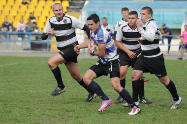 Odessa, Ukrayna - 29 Eylül 2018: Final Oyunları Şampiyonası Ukrayna'nın en güçlü takımları Rugby-7. Rugby topu alan üzerinde. Rugby topu için ağır mücadele sahip. Takım sporcular oyuncular sahada