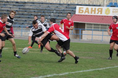 Odessa, Ukrayna - 29 Eylül 2018: Final Oyunları Şampiyonası Ukrayna'nın en güçlü takımları Rugby-7. Rugby topu alan üzerinde. Rugby topu için ağır mücadele sahip. Takım sporcular oyuncular sahada