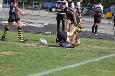 Odessa, Ukrayna - 29 Eylül 2018: Final Oyunları Şampiyonası Ukrayna'nın en güçlü takımları Rugby-7. Rugby topu alan üzerinde. Rugby topu için ağır mücadele sahip. Takım sporcular oyuncular sahada