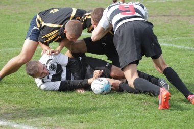 Odessa, Ukrayna - 29 Eylül 2018: Final Oyunları Şampiyonası Ukrayna'nın en güçlü takımları Rugby-7. Rugby topu alan üzerinde. Rugby topu için ağır mücadele sahip. Takım sporcular oyuncular sahada
