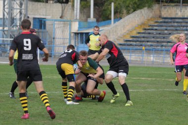 Odessa, Ukrayna - 29 Eylül 2018: Final Oyunları Şampiyonası Ukrayna'nın en güçlü takımları Rugby-7. Rugby topu alan üzerinde. Rugby topu için ağır mücadele sahip. Takım sporcular oyuncular sahada