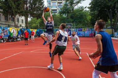Odessa, Ukrayna - 28 Temmuz 2018: Ergen 3 x 3 streetball Şampiyonası sırasında basketbol oynuyorum. Gençler bir açık şehir spor yere sokak basketbol oynuyorum. Streetball - sokak kültürleri