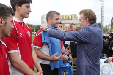 Odessa, Ukrayna - 29 Eylül 2018: Önemli VIP kişi şehir Ödülü sporcuların Ukrayna Şampiyonası Rugby - 7 kazanan. Ödüllendirici sporcular. Takım Ragbi Kupası zaferi kutlamak