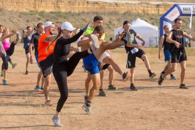 Odessa, Ukrayna - 18 Ağustos 2018: Extreme Yarış hayatta kalmak için engeller. Sporcular bitirmek için bir yol üzerinde tehlikeli zor engelleri aşmak. Koşucular aşırı engellerin yarış sırasında