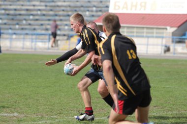 Odessa, Ukrayna - 29 Eylül 2018: Final Oyunları Şampiyonası Ukrayna'nın en güçlü takımları Rugby-7. Rugby topu alan üzerinde. Rugby topu için ağır mücadele sahip. Takım sporcular oyuncular sahada