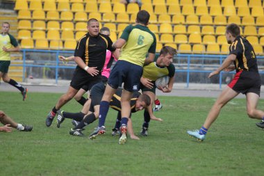 Odessa, Ukrayna - 29 Eylül 2018: Final Oyunları Şampiyonası Ukrayna'nın en güçlü takımları Rugby-7. Rugby topu alan üzerinde. Rugby topu için ağır mücadele sahip. Takım sporcular oyuncular sahada