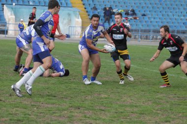 Odessa, Ukrayna - 29 Eylül 2018: Final Oyunları Şampiyonası Ukrayna'nın en güçlü takımları Rugby-7. Rugby topu alan üzerinde. Rugby topu için ağır mücadele sahip. Takım sporcular oyuncular sahada