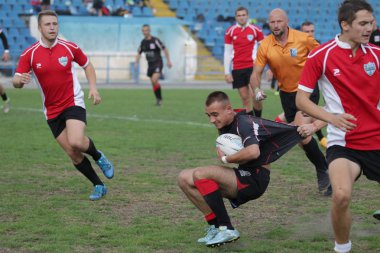 Odessa, Ukrayna - 29 Eylül 2018: Final Oyunları Şampiyonası Ukrayna'nın en güçlü takımları Rugby-7. Rugby topu alan üzerinde. Rugby topu için ağır mücadele sahip. Takım sporcular oyuncular sahada