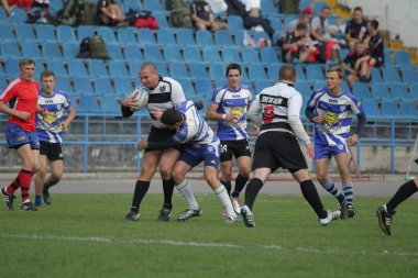 Odessa, Ukrayna - 29 Eylül 2018: Final Oyunları Şampiyonası Ukrayna'nın en güçlü takımları Rugby-7. Rugby topu alan üzerinde. Rugby topu için ağır mücadele sahip. Takım sporcular oyuncular sahada