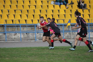 Odessa, Ukrayna - 29 Eylül 2018: Final Oyunları Şampiyonası Ukrayna'nın en güçlü takımları Rugby-7. Rugby topu alan üzerinde. Rugby topu için ağır mücadele sahip. Takım sporcular oyuncular sahada