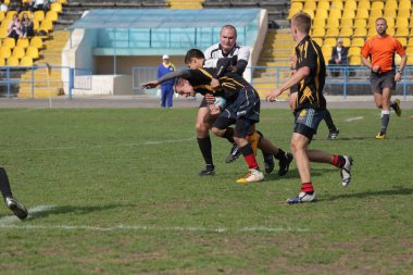 Odessa, Ukrayna - 29 Eylül 2018: Final Oyunları Şampiyonası Ukrayna'nın en güçlü takımları Rugby-7. Rugby topu alan üzerinde. Rugby topu için ağır mücadele sahip. Takım sporcular oyuncular sahada