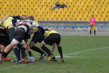 Odessa, Ukrayna - 29 Eylül 2018: Final Oyunları Şampiyonası Ukrayna'nın en güçlü takımları Rugby-7. Rugby topu alan üzerinde. Rugby topu için ağır mücadele sahip. Takım sporcular oyuncular sahada