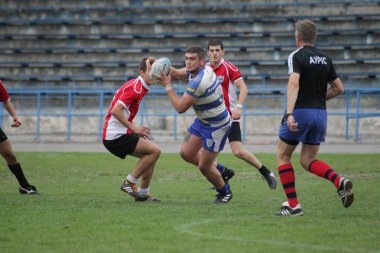 Odessa, Ukrayna - 29 Eylül 2018: Final Oyunları Şampiyonası Ukrayna'nın en güçlü takımları Rugby-7. Rugby topu alan üzerinde. Rugby topu için ağır mücadele sahip. Takım sporcular oyuncular sahada