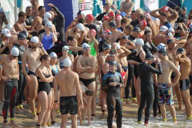 Odessa, Ukrayna - 08/19/2018: spor yüzme açık denizde su, açık denizde yüzme maratonu yarışmaları. Açık su yüzme deniz hayatta kalma yarışı