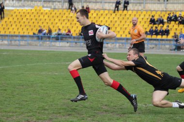 Odessa, Ukrayna - 29 Eylül 2018: Final Oyunları Şampiyonası Ukrayna'nın en güçlü takımları Rugby-7. Rugby topu alan üzerinde. Rugby topu için ağır mücadele sahip. Takım sporcular oyuncular sahada
