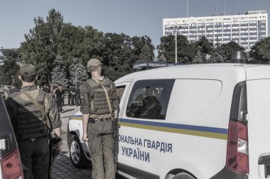 Odessa, Ukrayna - 01 Ağustos 2018: Polis memurlarıyla özel polis araba konvoyu görev, daha önce şehrin sokaklarında devriye savaş sipariş atanır. Polis tören alanı araçlarda uzmanlaşmış