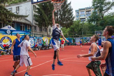 Odessa, Ukrayna - 28 Temmuz 2018: Ergen 3 x 3 streetball Şampiyonası sırasında basketbol oynuyorum. Gençler bir açık şehir spor yere sokak basketbol oynuyorum. Streetball - sokak kültürleri