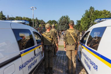 Odessa, Ukrayna - 01 Ağustos 2018: Polis memurlarıyla özel polis araba konvoyu görev, daha önce şehrin sokaklarında devriye savaş sipariş atanır. Polis tören alanı araçlarda uzmanlaşmış