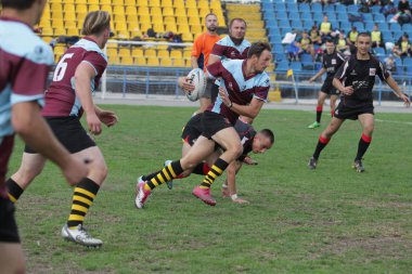 Odessa, Ukrayna - 29 Eylül 2018: Final Oyunları Şampiyonası Ukrayna'nın en güçlü takımları Rugby-7. Rugby topu alan üzerinde. Rugby topu için ağır mücadele sahip. Takım sporcular oyuncular sahada