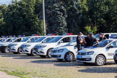 Odessa, Ukrayna - 01 Ağustos 2018: Polis memurlarıyla özel polis araba konvoyu görev, daha önce şehrin sokaklarında devriye savaş sipariş atanır. Polis tören alanı araçlarda uzmanlaşmış