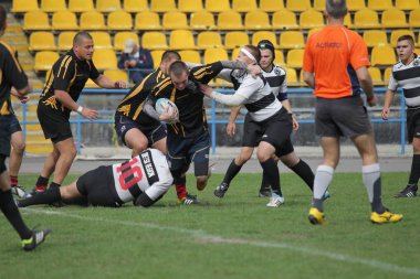 Odessa, Ukrayna - 29 Eylül 2018: Final Oyunları Şampiyonası Ukrayna'nın en güçlü takımları Rugby-7. Rugby topu alan üzerinde. Rugby topu için ağır mücadele sahip. Takım sporcular oyuncular sahada