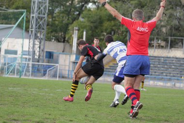 Odessa, Ukrayna - 29 Eylül 2018: Final Oyunları Şampiyonası Ukrayna'nın en güçlü takımları Rugby-7. Rugby topu alan üzerinde. Rugby topu için ağır mücadele sahip. Takım sporcular oyuncular sahada