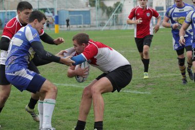 Odessa, Ukrayna - 29 Eylül 2018: Final Oyunları Şampiyonası Ukrayna'nın en güçlü takımları Rugby-7. Rugby topu alan üzerinde. Rugby topu için ağır mücadele sahip. Takım sporcular oyuncular sahada