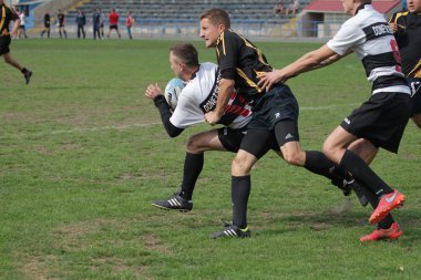 Odessa, Ukrayna - 29 Eylül 2018: Final Oyunları Şampiyonası Ukrayna'nın en güçlü takımları Rugby-7. Rugby topu alan üzerinde. Rugby topu için ağır mücadele sahip. Takım sporcular oyuncular sahada