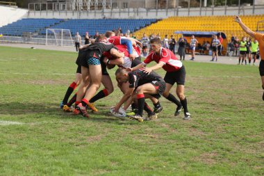 Odessa, Ukrayna - 29 Eylül 2018: Final Oyunları Şampiyonası Ukrayna'nın en güçlü takımları Rugby-7. Rugby topu alan üzerinde. Rugby topu için ağır mücadele sahip. Takım sporcular oyuncular sahada