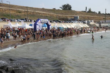 Odessa, Ukrayna - 08/19/2018: spor yüzme açık denizde su, açık denizde yüzme maratonu yarışmaları. Açık su yüzme deniz hayatta kalma yarışı