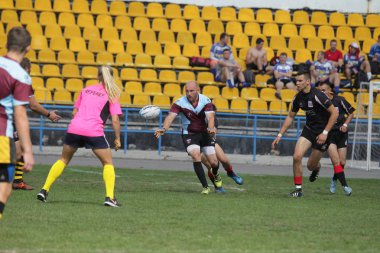 Odessa, Ukrayna - 29 Eylül 2018: Final Oyunları Şampiyonası Ukrayna'nın en güçlü takımları Rugby-7. Rugby topu alan üzerinde. Rugby topu için ağır mücadele sahip. Takım sporcular oyuncular sahada