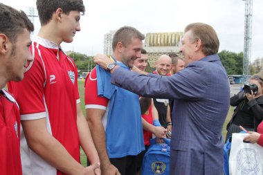 Odessa, Ukrayna - 29 Eylül 2018: Önemli VIP kişi şehir Ödülü sporcuların Ukrayna Şampiyonası Rugby - 7 kazanan. Ödüllendirici sporcular. Takım Ragbi Kupası zaferi kutlamak