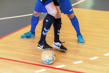 Odessa, Ukrayna - 28 Temmuz 2018: Tanımlanamayan yerel takım parke zemin üzerinde futsal turnuvasında mini-futbol oynayan oyuncuların. Spor oyunu kapalı salonda, mini futbol futbol anını