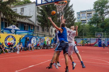 Odessa, Ukrayna - 28 Temmuz 2018: Ergen 3 x 3 streetball Şampiyonası sırasında basketbol oynuyorum. Gençler bir açık şehir spor yere sokak basketbol oynuyorum. Streetball - sokak kültürleri