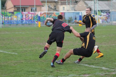 Odessa, Ukrayna - 29 Eylül 2018: Final Oyunları Şampiyonası Ukrayna'nın en güçlü takımları Rugby-7. Rugby topu alan üzerinde. Rugby topu için ağır mücadele sahip. Takım sporcular oyuncular sahada