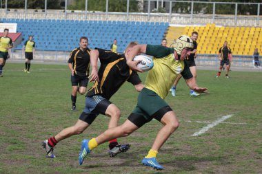 Odessa, Ukrayna - 29 Eylül 2018: Final Oyunları Şampiyonası Ukrayna'nın en güçlü takımları Rugby-7. Rugby topu alan üzerinde. Rugby topu için ağır mücadele sahip. Takım sporcular oyuncular sahada