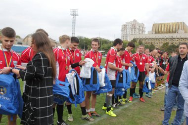 Odessa, Ukrayna - 29 Eylül 2018: Önemli VIP kişi şehir Ödülü sporcuların Ukrayna Şampiyonası Rugby - 7 kazanan. Ödüllendirici sporcular. Takım Ragbi Kupası zaferi kutlamak