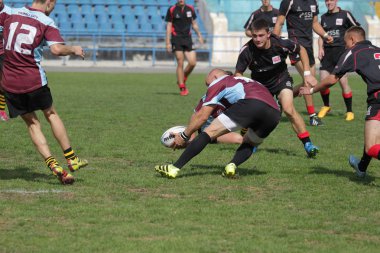 Odessa, Ukrayna - 29 Eylül 2018: Final Oyunları Şampiyonası Ukrayna'nın en güçlü takımları Rugby-7. Rugby topu alan üzerinde. Rugby topu için ağır mücadele sahip. Takım sporcular oyuncular sahada
