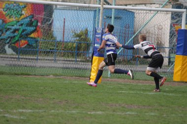 Odessa, Ukrayna - 29 Eylül 2018: Final Oyunları Şampiyonası Ukrayna'nın en güçlü takımları Rugby-7. Rugby topu alan üzerinde. Rugby topu için ağır mücadele sahip. Takım sporcular oyuncular sahada
