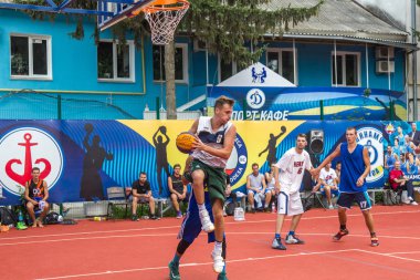 Odessa, Ukrayna - 28 Temmuz 2018: Ergen 3 x 3 streetball Şampiyonası sırasında basketbol oynuyorum. Gençler bir açık şehir spor yere sokak basketbol oynuyorum. Streetball - sokak kültürleri